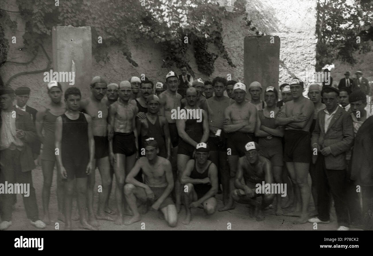 53 Prueba de natación en el río Urumea a la altura del barrio de Loiola, donde se ven los cuarteles militares en construcción (2 de 5) - Fondo Car-Kutxa Fototeka Stock Photo