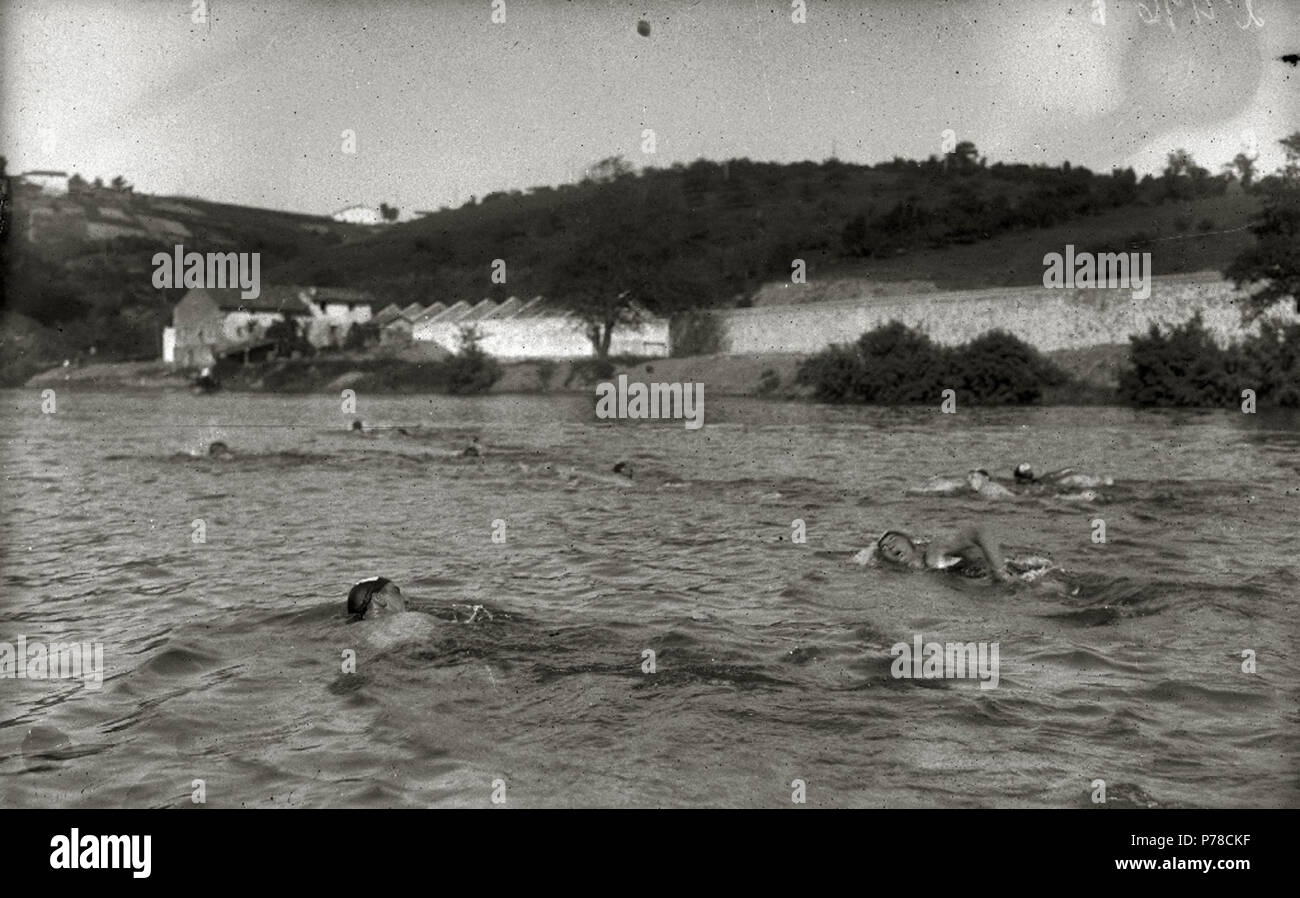 53 Prueba de natación en el río Urumea a la altura del barrio de Loiola, donde se ven los cuarteles militares en construcción (5 de 5) - Fondo Car-Kutxa Fototeka Stock Photo