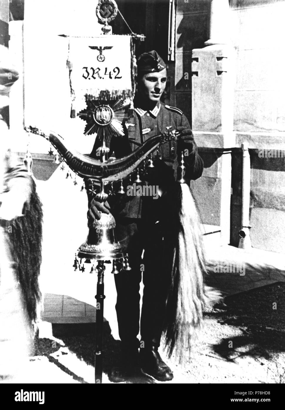 Gastador alemán con estandarte de su unidad durante un desfile celebrado en Madrid. Año 1941. Stock Photo