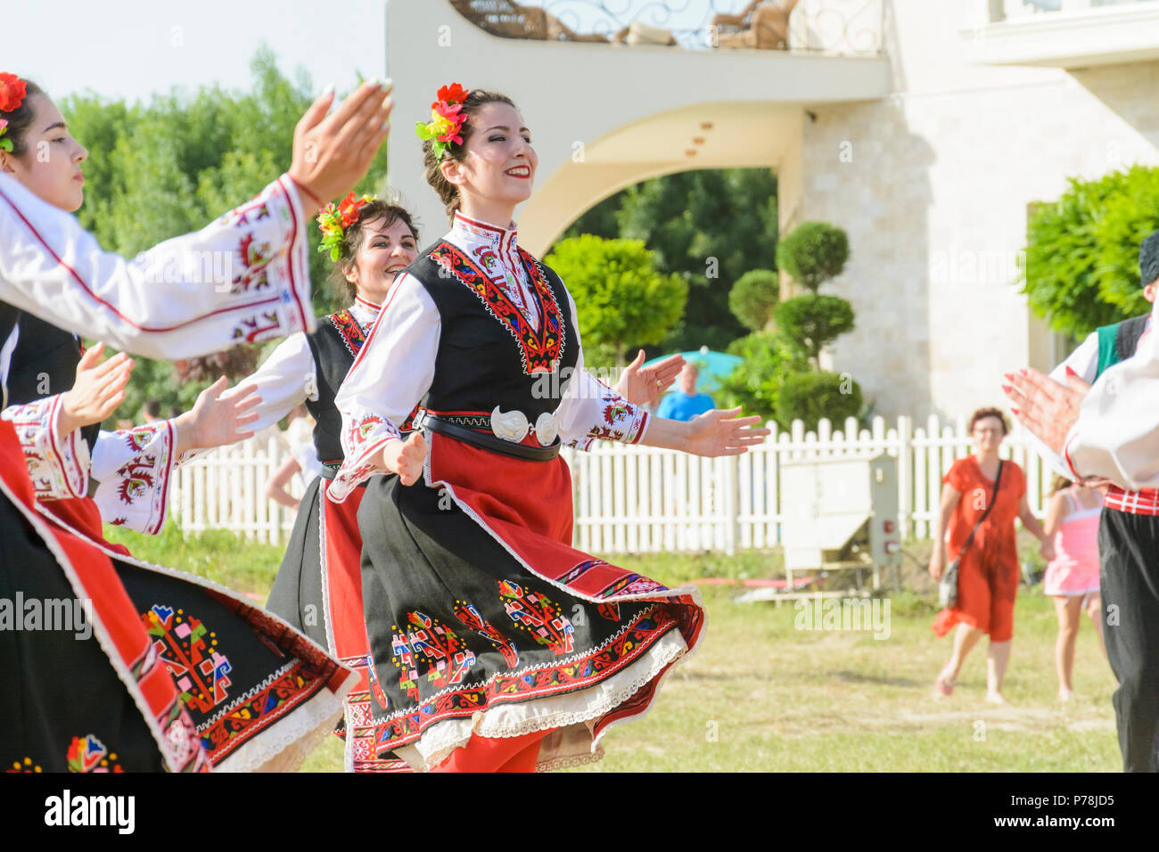 File:Turkish folk dancer with traditional costume.jpg - Wikipedia