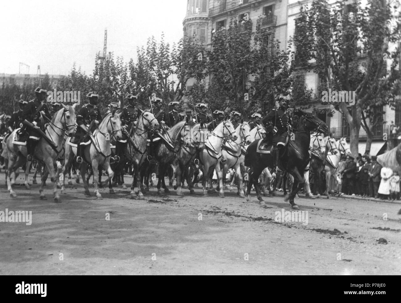 Barcelona. Desfile militar por el Paseo de Gracia. Escuadrón de Gurdia