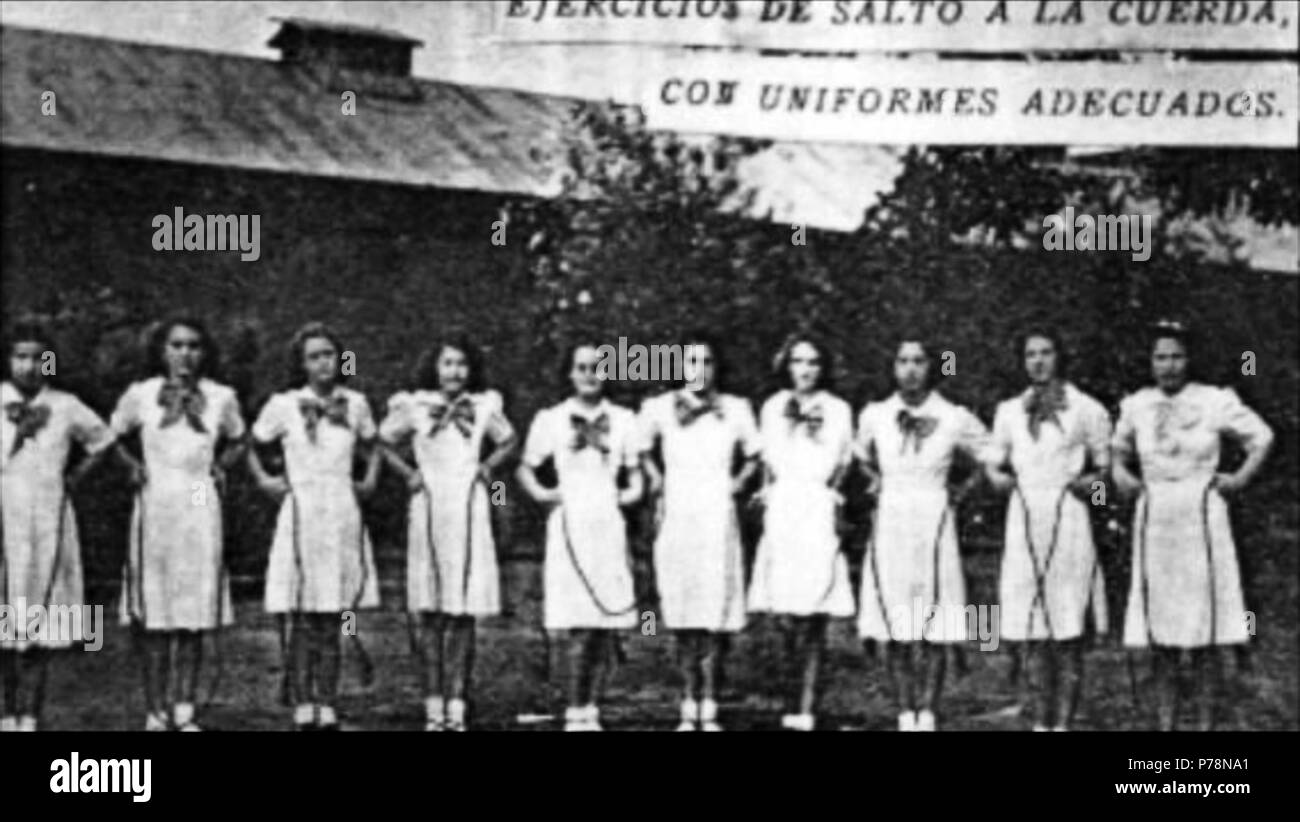 Español: Clase de educación física en el instituto Belén en la década de 1940. 1940 3 Belen1920a Stock Photo