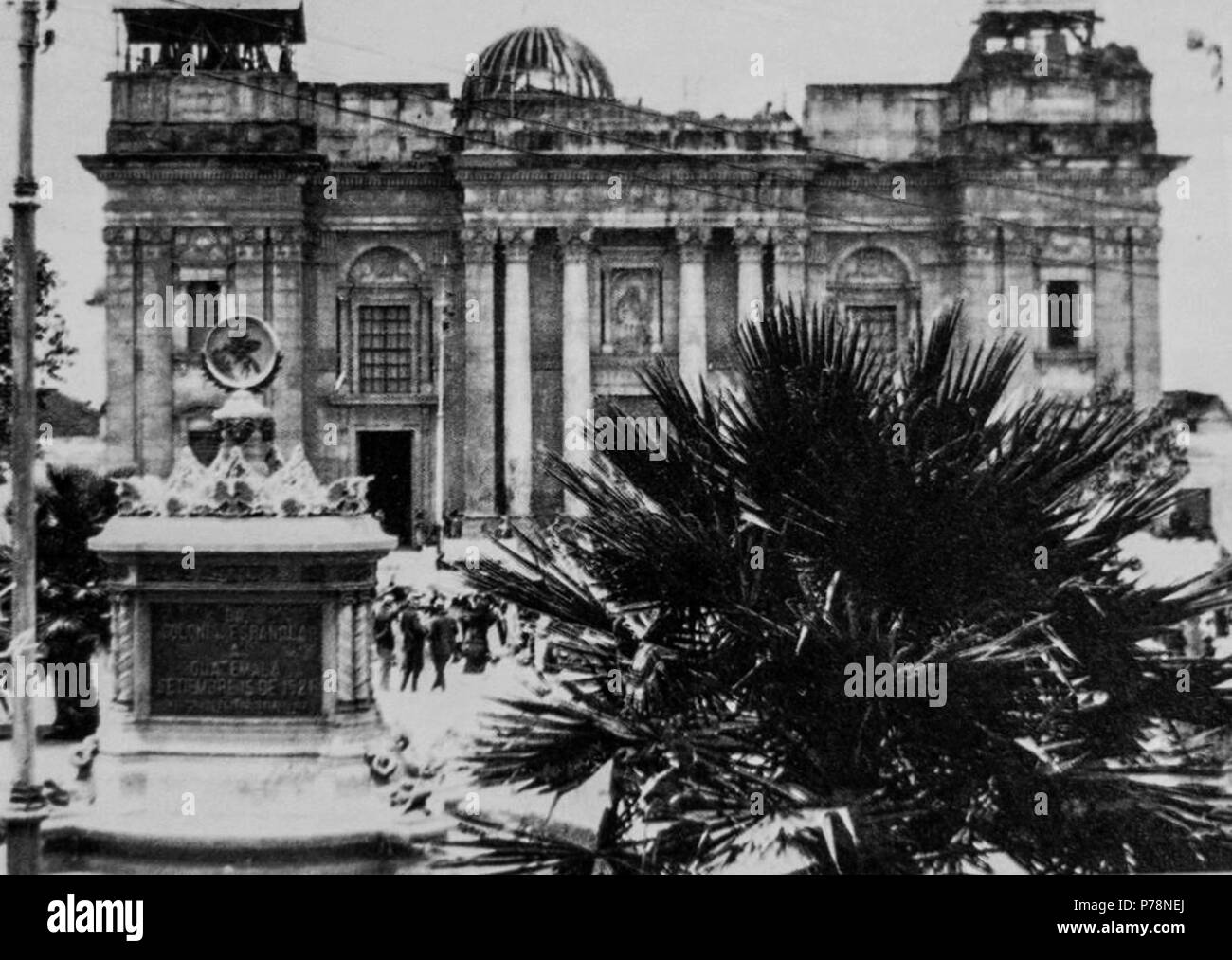 Español: Catedral de la Ciudad de Guatemala en 1926. Nótese que la iglesia todavía no ha sido recontruida del todo luego de los terremotos de 1917-18. 1926 4 Catedralguatemala1926 Stock Photo