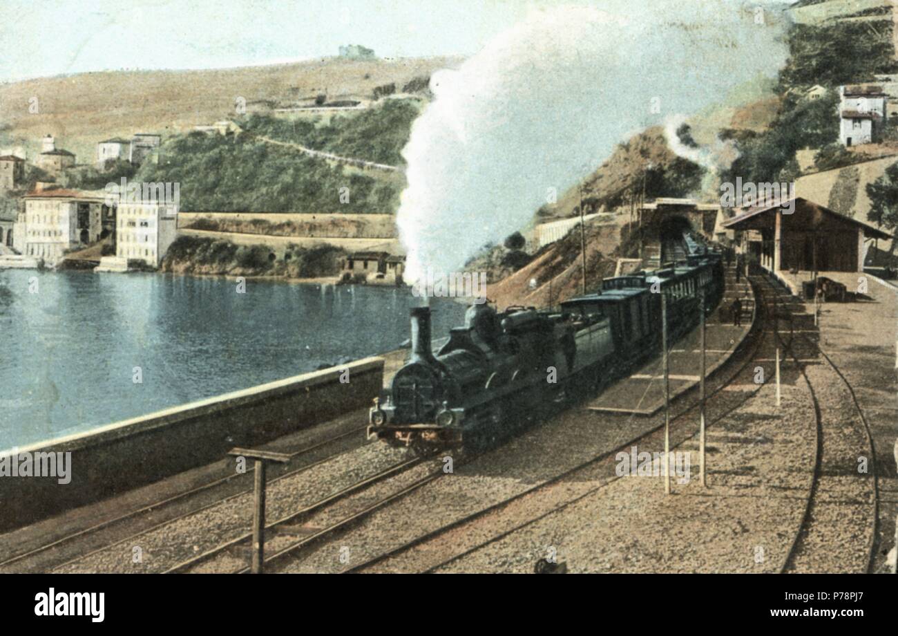 Tren a vapor en la estación de Villefranche sur Mer en la Costa Azul, años  1910 Stock Photo - Alamy