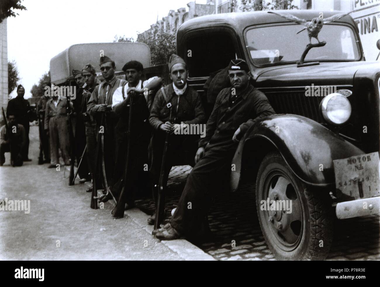 España. Barcelona. Fuerzas del ejército popular junto a un convoy con destino al frente de guerra. Año 1938. Stock Photo