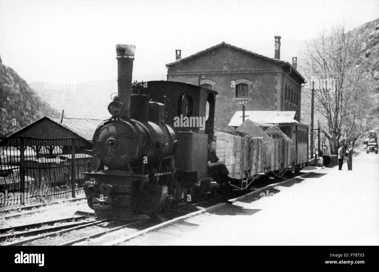 Locomotora a vapor del carrilet de Pobla de Lillet a Guardiola de Berguedà. Foto Cuyás. Años 1950. Stock Photo