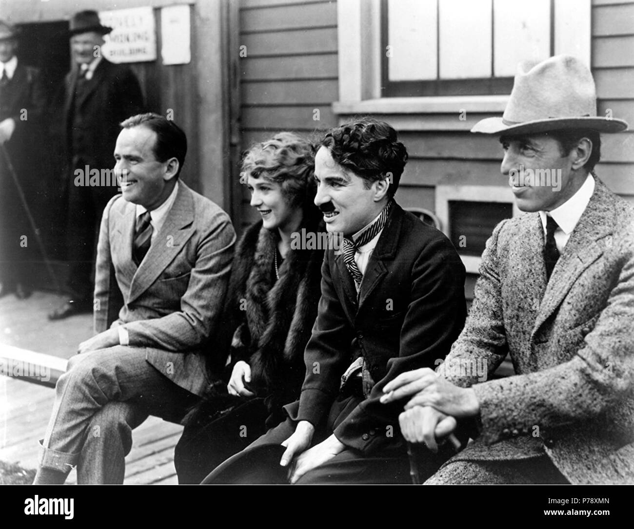 English: United Artists Corporation stockholders Douglas Fairbanks, Mary Pickford, Charlie Chaplin and D.W. Griffith in 1919. Français : les actionnaires de United Artists Corporation Douglas Fairbanks, Mary Pickford, Charlie Chaplin and D.W. Griffith en 1919. 1919 19 Fairbanks - Pickford - Chaplin - Griffith Stock Photo