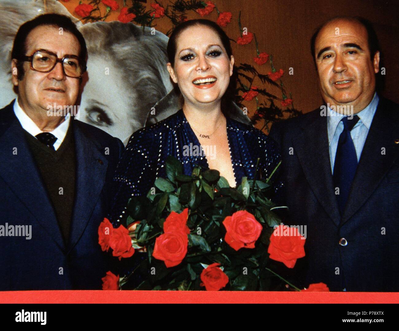 LEON , RAFAEL DE ESCRITOR ESPAÑOL. FOTOGRAFIADO JUNTO A CONCHA MARQUEZ  PIQUER Y EL MAESTRO SOLANO Stock Photo - Alamy