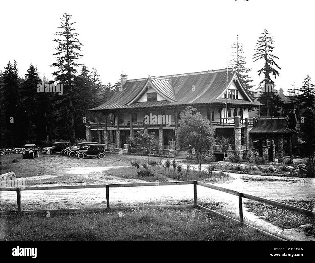 . English: Canyada Hotel, LaGrande, Washington., ca. 1916 . English: Later called the Canyada Lodge . View of hotel with automobiles parked in front . On sleeve of negative: La Grande. Canyada Inn. Autos. Subjects (LCTGM): Hotels--Washington (State)--LaGrande; Automobiles--Washington (State)--LaGrande Subjects (LCSH): Canyada Lodge (LaGrande, Wash,); LaGrande (Wash.)--Buildings, structures, etc.  . circa 1916 12 Canyada Hotel, LaGrande, Washington, ca 1916 (BAR 65) Stock Photo
