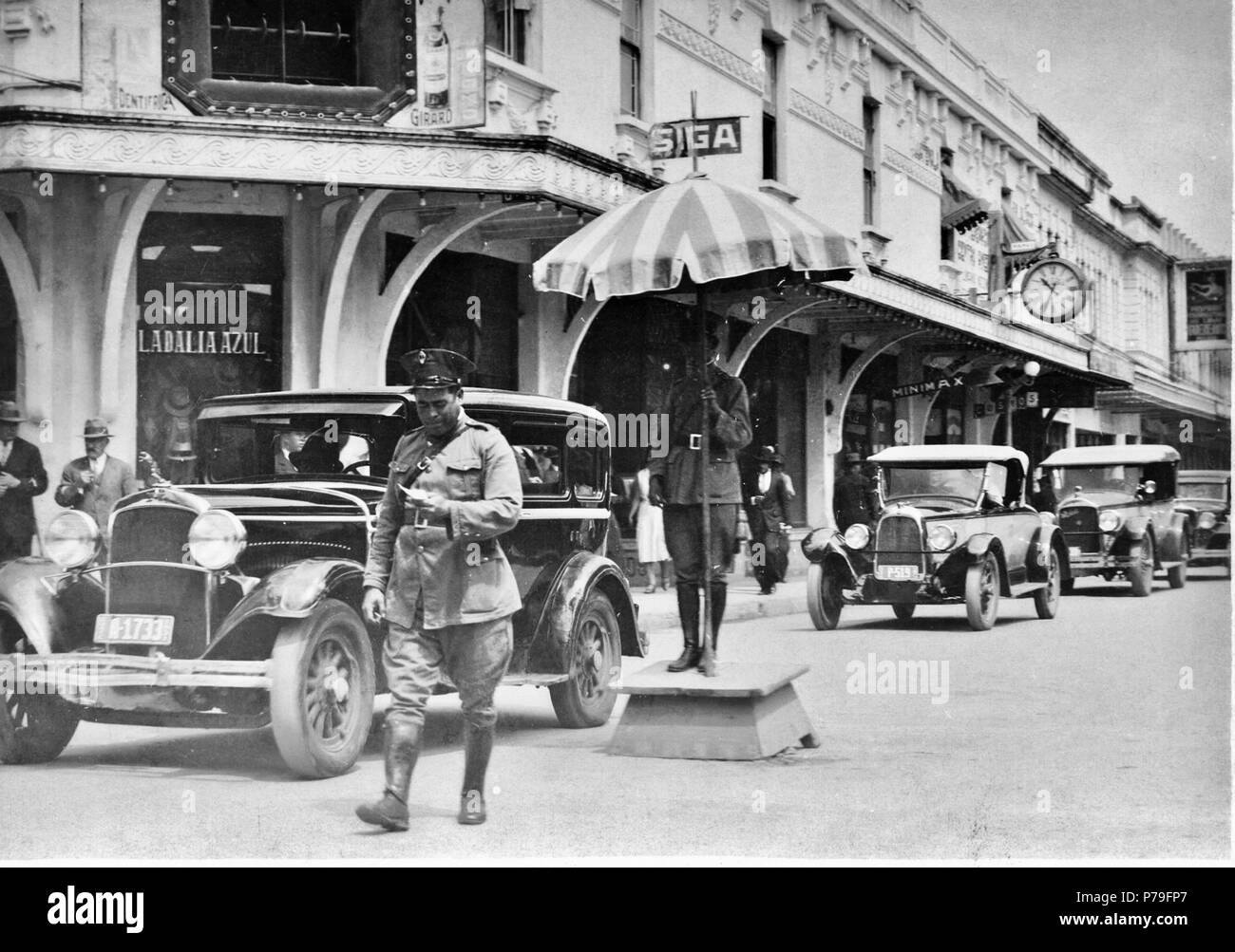 Español: Sexta avenida del Centro Histórico de la Ciudad de Guatemala en 1935, aproximadamente. 1935 14 Sextaavenida1935 Stock Photo