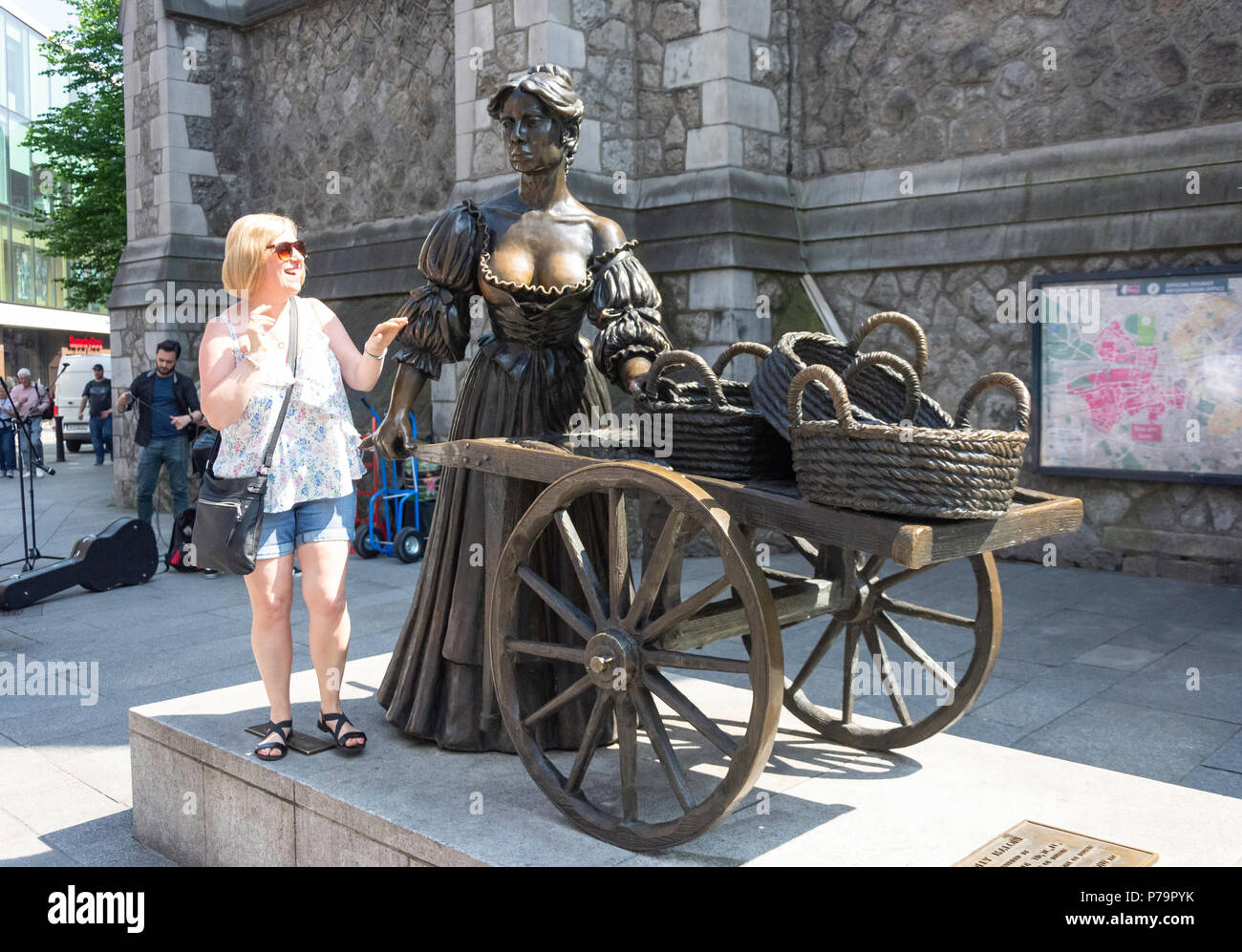Molly Malone Statue (Moi Ni Mhaoileoin), Suffolk Street, Dublin