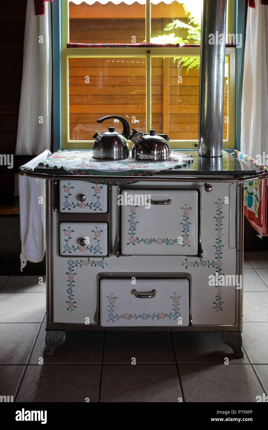 https://c8.alamy.com/comp/P79XFF/santa-catarina-brazil-old-fashioned-stove-with-kettles-in-a-rustic-kitchen-chalet-P79XFF.jpg