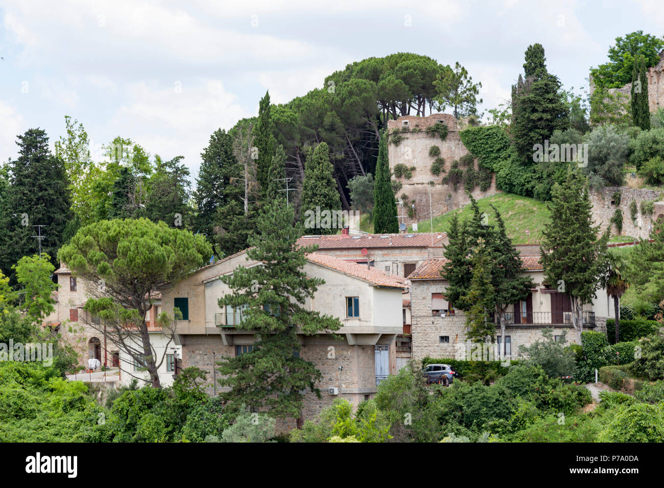 At San Gimignano, a sight on the Tuscan landscape from the city tour (Province of Siena). A San Gimignano, échappée visuelle depuis le tour de ville. Stock Photo
