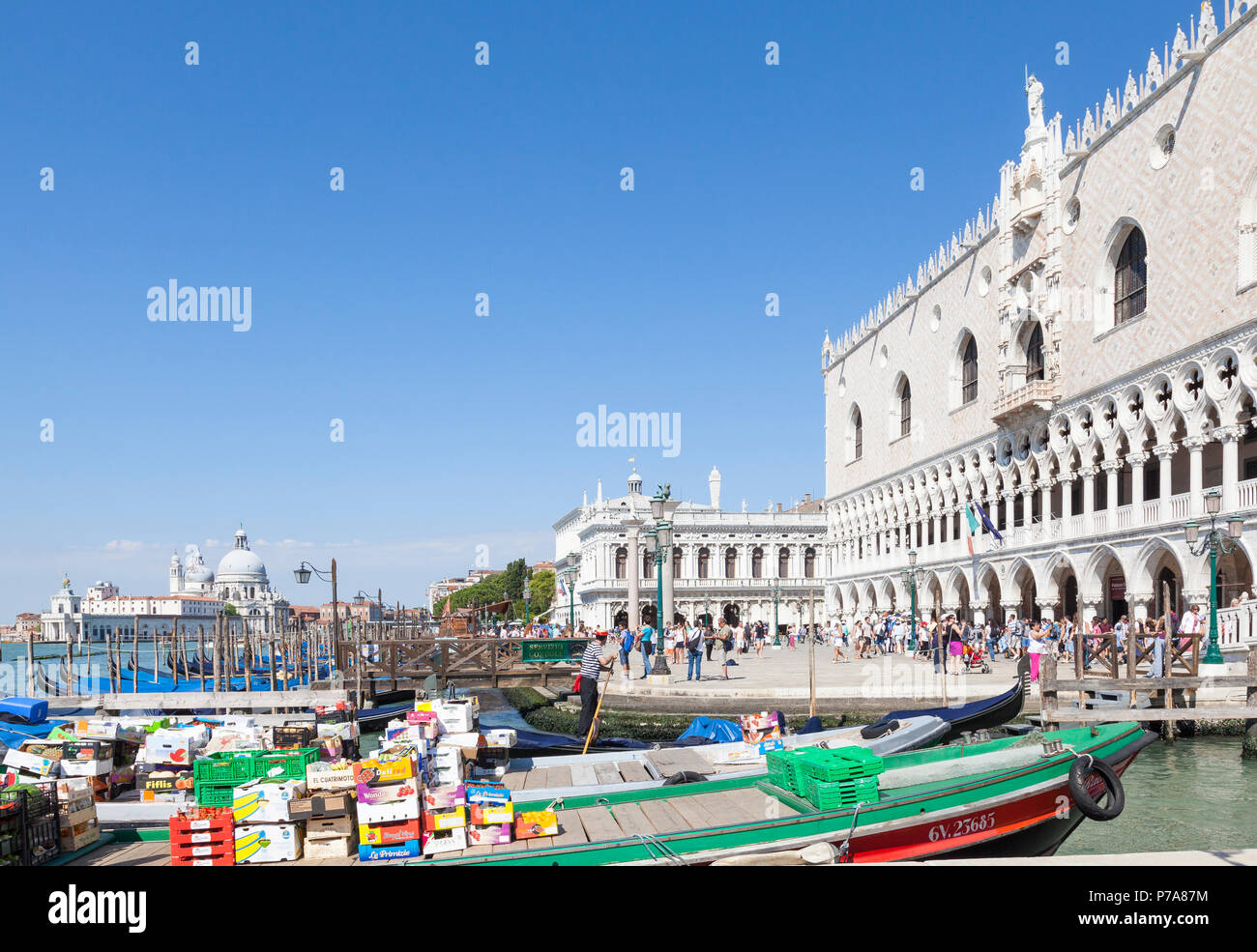 Work boats offloading fresh fruit and veggies for the catering industry at the Doges Palace and Riva degli Schiavonni, San Marco, Venice, Veneto,  Ita Stock Photo