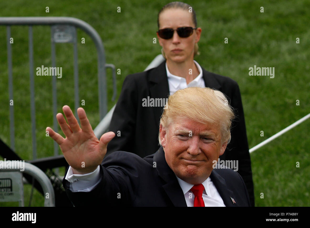 Washington, DC, USA. 4th July, 2018. U.S. President Donald Trump waves at a picnic for military families in Washington, DC, U.S., on Wednesday, July 4, 2018. Dozens of retired military and national security officers joined the NAACP and the American Medical Association in urging a federal appeals court to uphold a court order blocking Trump's ban on transgender people serving in the military. Credit: Yuri Gripas/Pool via CNP | usage worldwide Credit: dpa/Alamy Live News Stock Photo