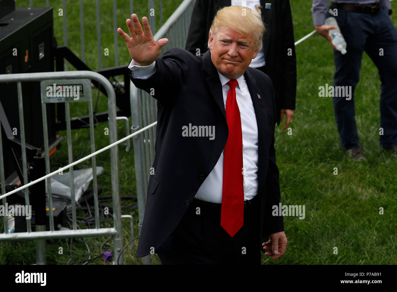 Washington, DC, USA. 4th July, 2018. U.S. President Donald Trump waves at a picnic for military families in Washington, DC, U.S., on Wednesday, July 4, 2018. Dozens of retired military and national security officers joined the NAACP and the American Medical Association in urging a federal appeals court to uphold a court order blocking Trump's ban on transgender people serving in the military. Credit: Yuri Gripas/Pool via CNP | usage worldwide Credit: dpa/Alamy Live News Stock Photo