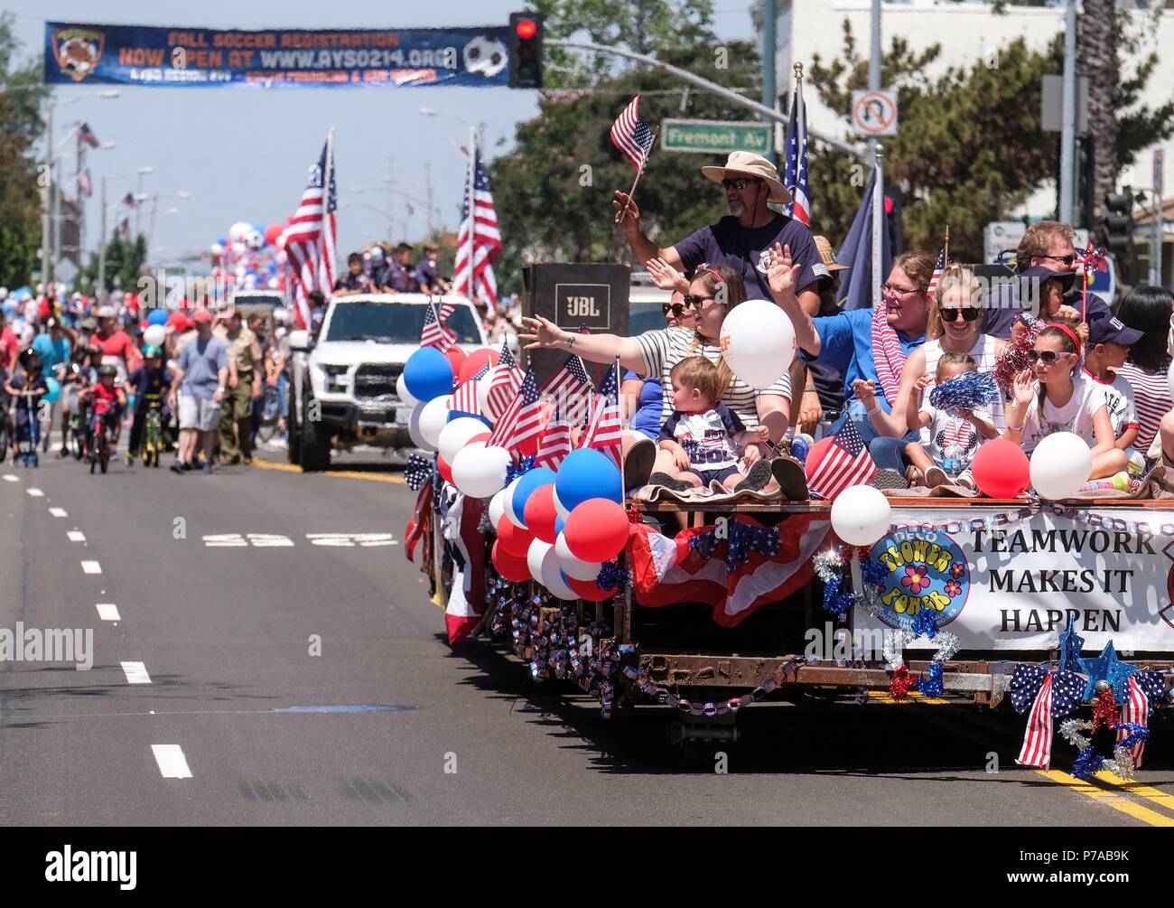 Los Angeles, USA. 4th July, 2018. Participants wave to the crowd during