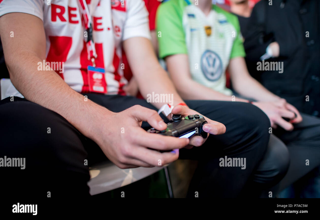 Germany, Dortmund. 31st Mar, 2018. Final of the 2017/2018 virtual Bundesliga.  Player Jan-Niklas Floeck from 1. FC Cologne holding a PS4 controller. The  best 24 FIFA players in Germany are playing for