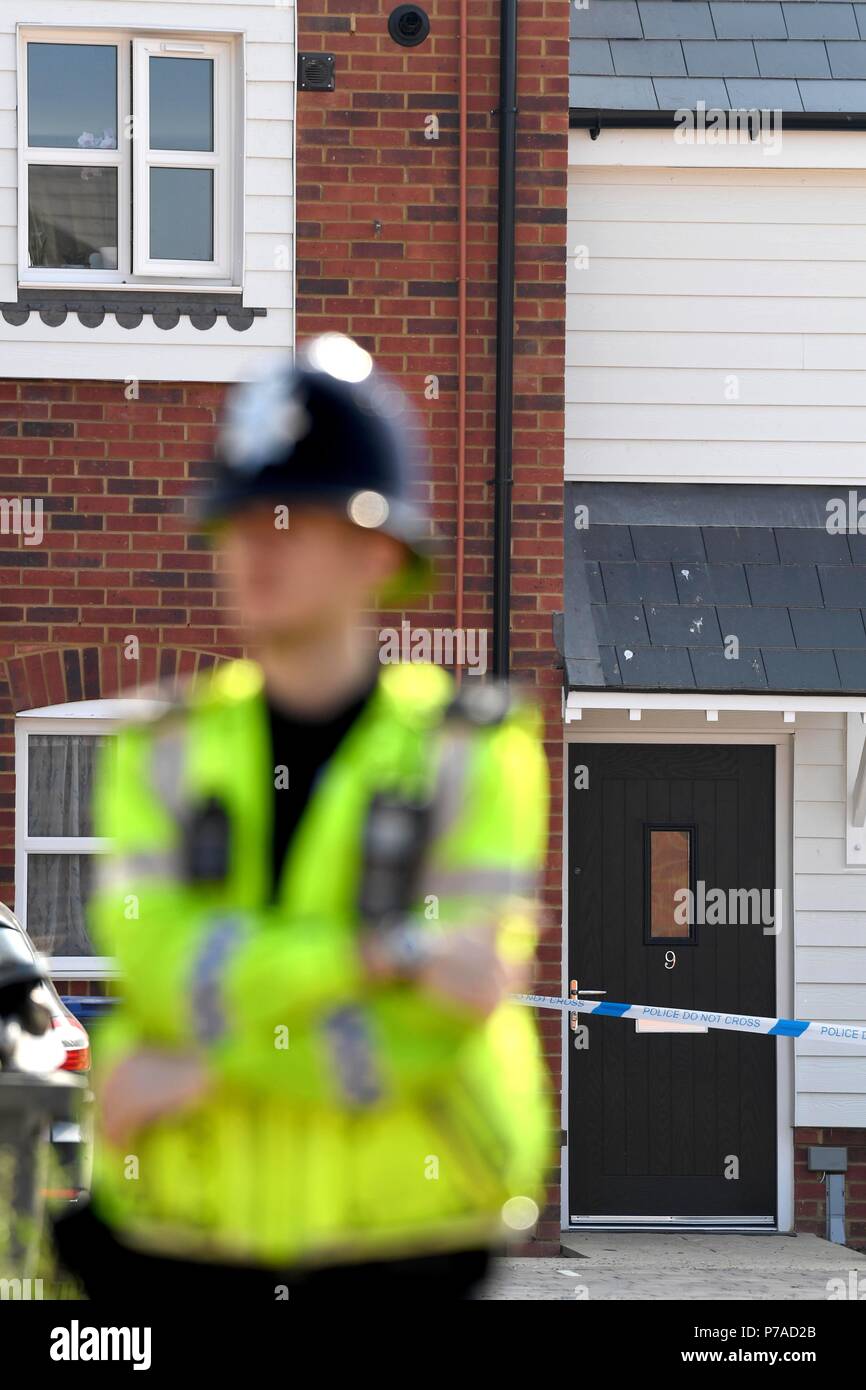 Amesbury, Wiltshire, UK. 5th July, 2018. Home cordoned off where Dawn Sturgess and Charlie Rowley were left in critical condition after an exposure to novichok. Police officers outside an address on Muggleton Road, Amesbury Credit: Finnbarr Webster/Alamy Live News Stock Photo