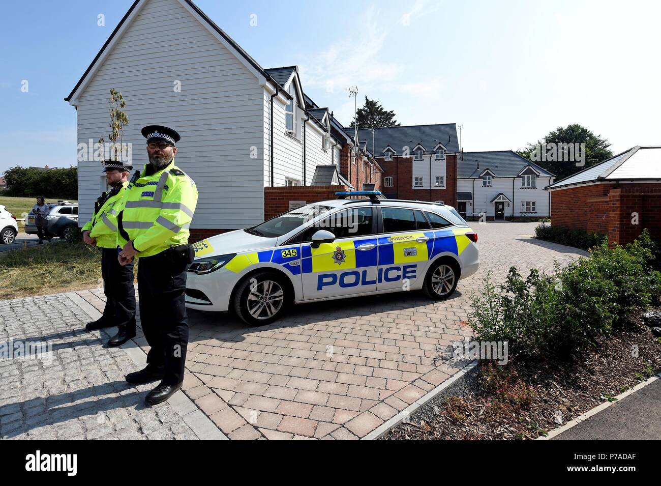 Amesbury, Wiltshire, UK. 5th July, 2018. Home cordoned off where Dawn Sturgess and Charlie Rowley were left in critical condition after an exposure to novichok. Police officers outside an address on Muggleton Road, Amesbury Credit: Finnbarr Webster/Alamy Live News Stock Photo