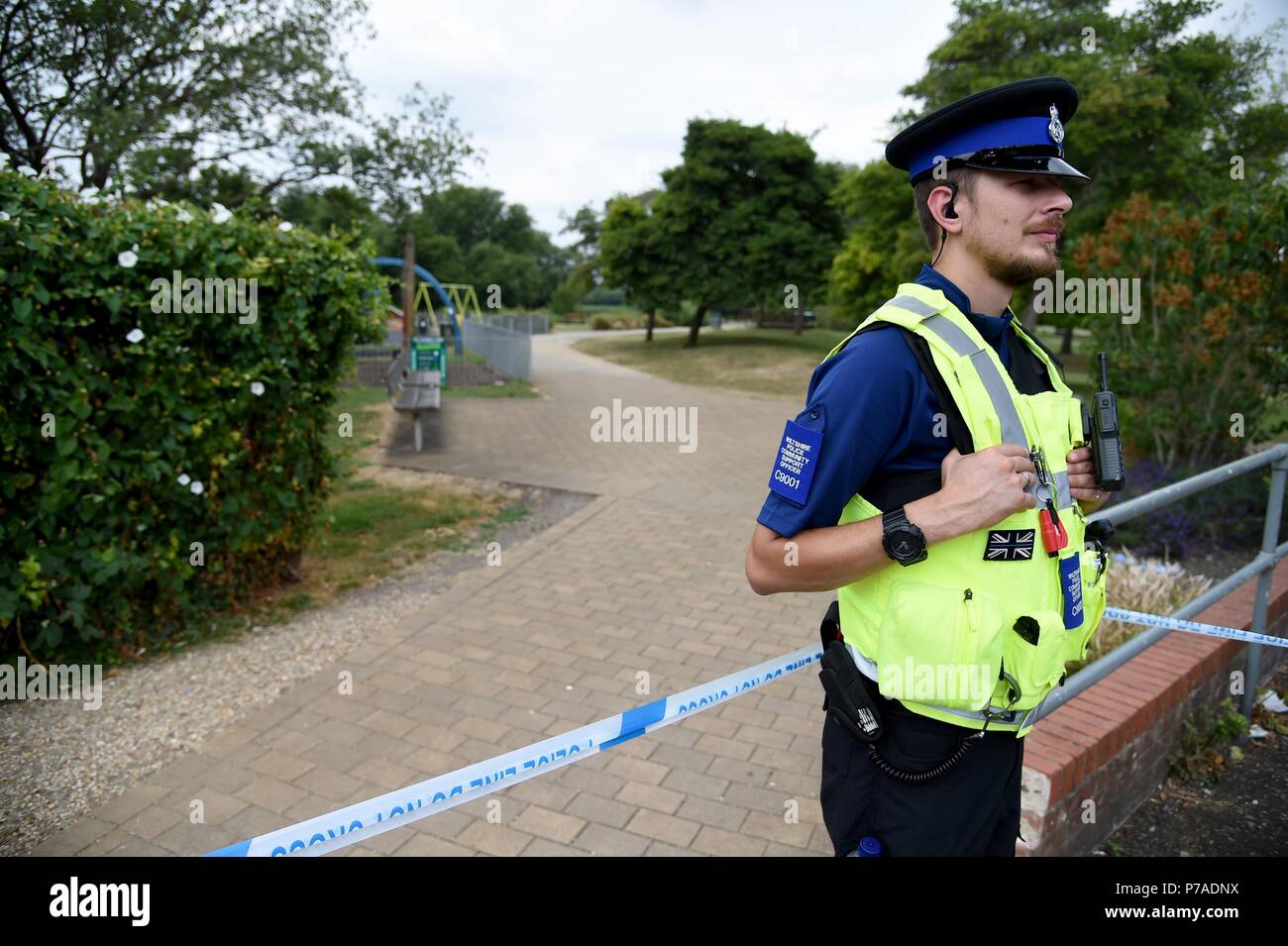 Amesbury, Wiltshire, UK. 5th July, 2018. Police at Queen Elizabeth Gardens, Salisbury . Dawn Sturgess and Charlie Rowley were left in critical condition after an exposure to novichok. Credit: Finnbarr Webster/Alamy Live News Stock Photo