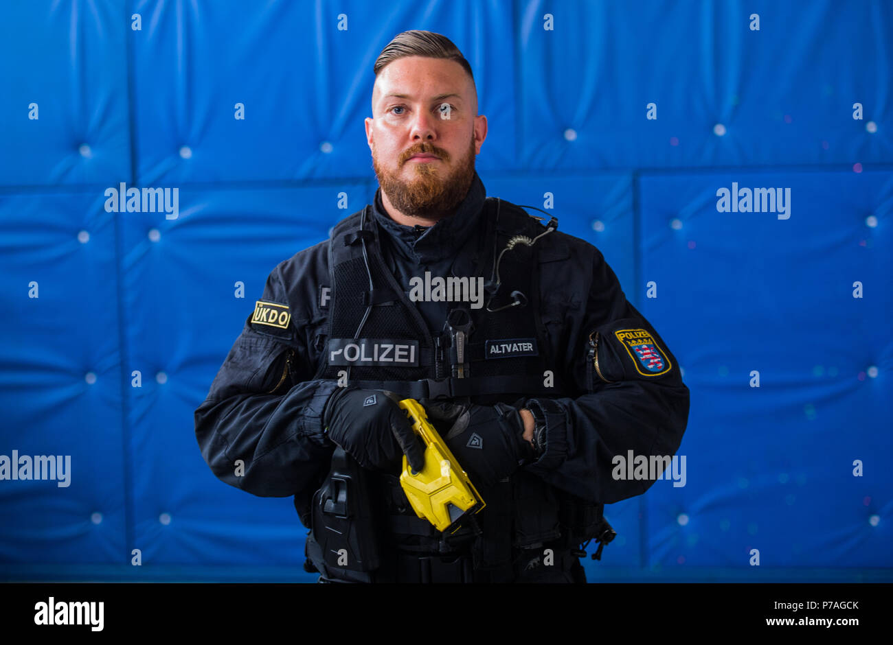 Wiesbaden, Deutschland. 04th July, 2018. 04.07.2018 in Wiesbaden, Hessen: A police  officer holds a taser in his hand. The Hessian police presents the latest  technical innovations in an exercise scenario. Shown are