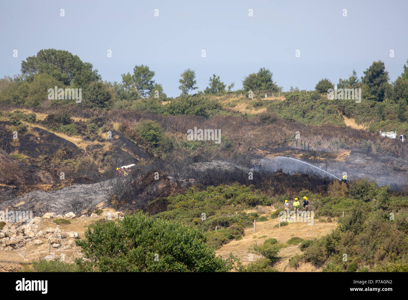North Wales, 5th July 2018, UK Weather:  Fire fighters tackle heathland fire on Halkyn Mountain near to the village of Brynford days after local council issue sever fire risk for area Stock Photo
