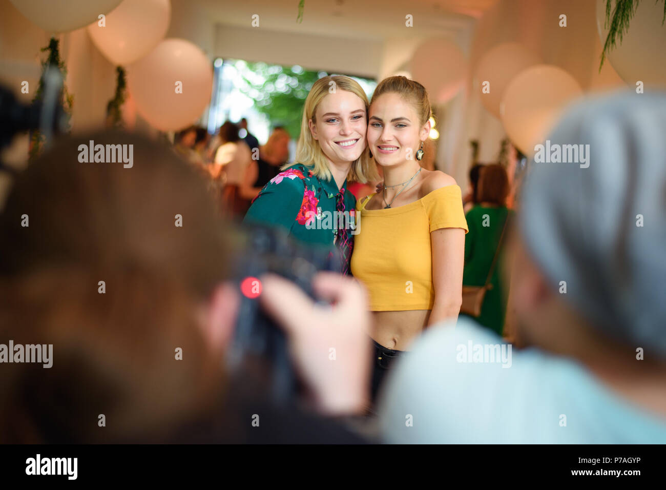 Germany, Berlin. 5th July, 2018. Models Kim Hnizdo (L) and Elena Carriere arrive at the Fashion Hub breakfast held in the Ellington Hotel. Collections for Spring/Summer 2019 are presented at the Berliner Fashion Week. Credit: Gregor Fischer/dpa/Alamy Live News Stock Photo