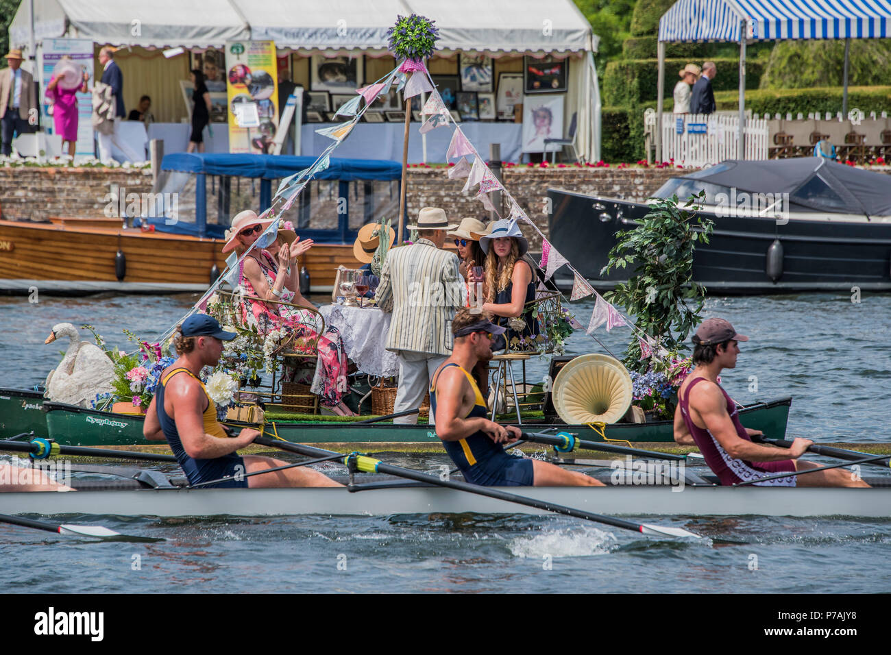 Henley on Thames, UK. 5th July, 2018. Another scorching day brings out the blazers and summer dresses in the Stewards Enclosure - Henley Royal regatta, Henley on Thames, UK 05 Jul 2018. Credit: Guy Bell/Alamy Live News Stock Photo