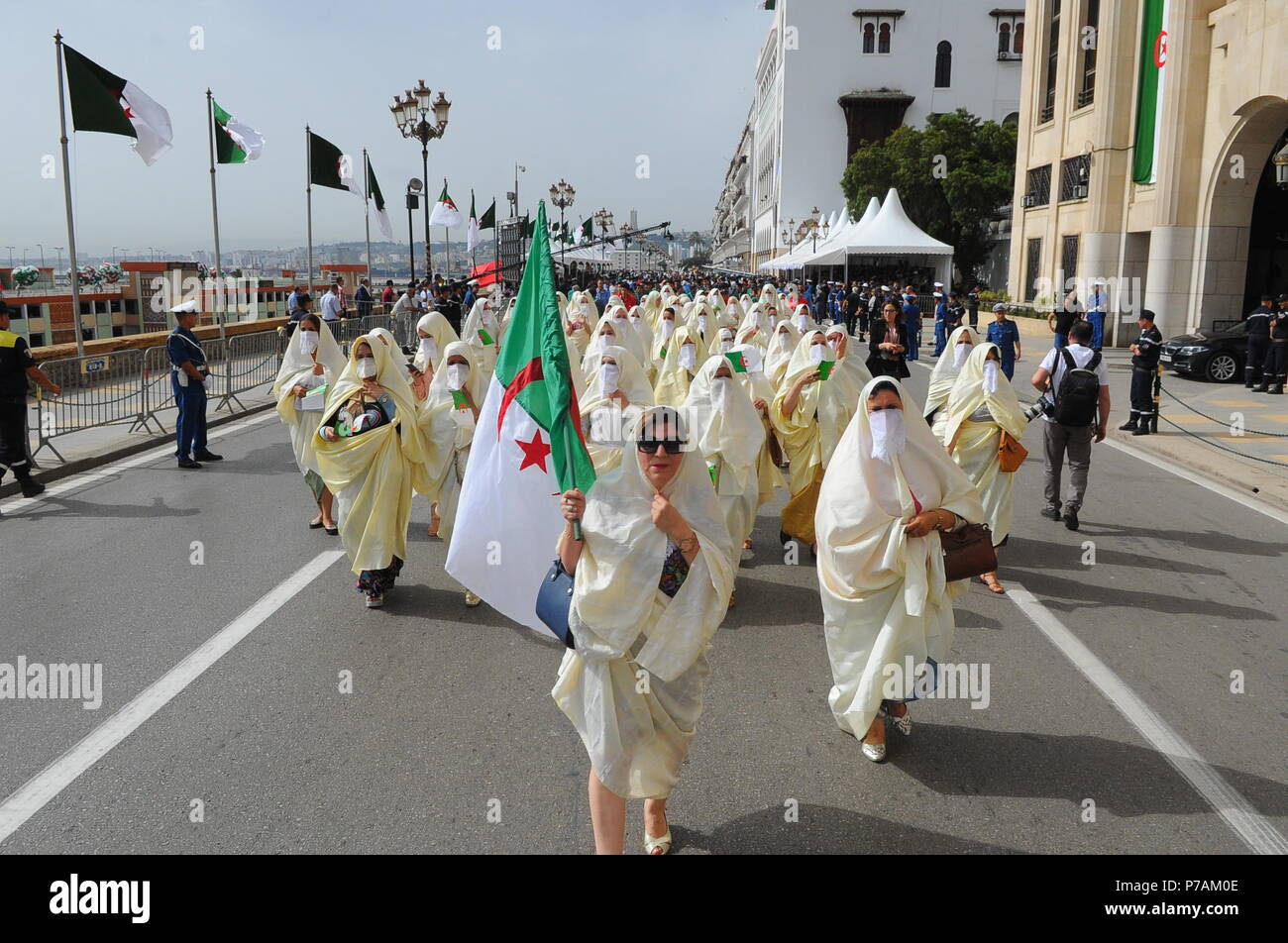 (180705) -- ALGIERS, July 5, 2018 (Xinhua) -- Algerian people in