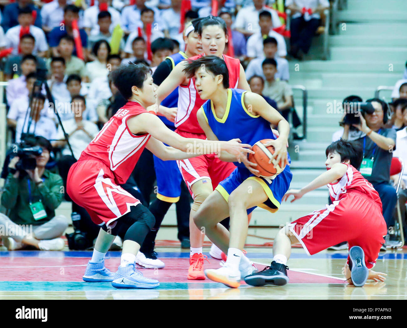 Inter-Korean friendly basketball match, July 5, 2018 : South Korea's Park Ji-Hyeon (C) in action during inter-Korean women's friendly basketball match at Ryugyong Chung Ju-yung Gymnasium in Pyongyang, North Korea. The 100-strong South Korean delegation of athletes, coaches, government officials and journalists arrived in Pyongyang on July 3 for the matches which have not been held in 15 years. Credit: Press Pool in Pyeongyang/AFLO/Alamy Live News Stock Photo