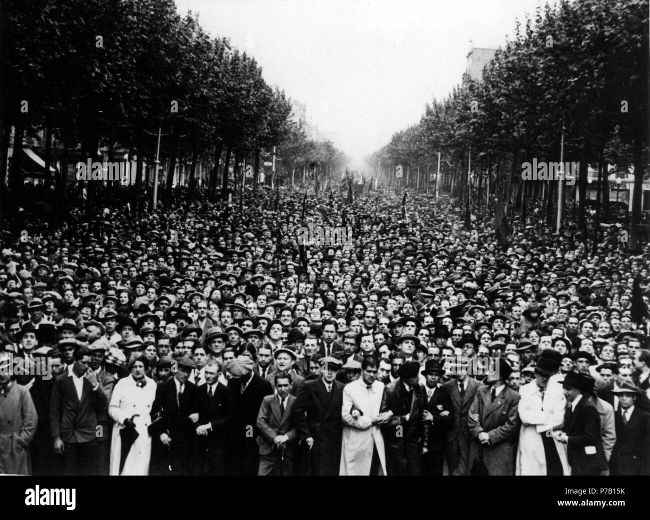 España. Catalunya. Manifestación antifascista organizada por la Generalitat de Catalunya el 29 de abril de 1934 a su paso por la Gran Vía de Barcelona. Stock Photo