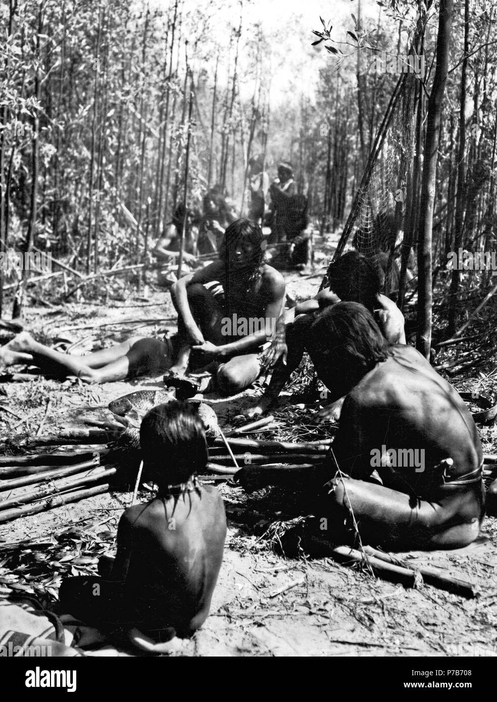 5 A. fiskare rosta fisk. Foto, Erland Nordenskiöld 1908. Erhållen från ...