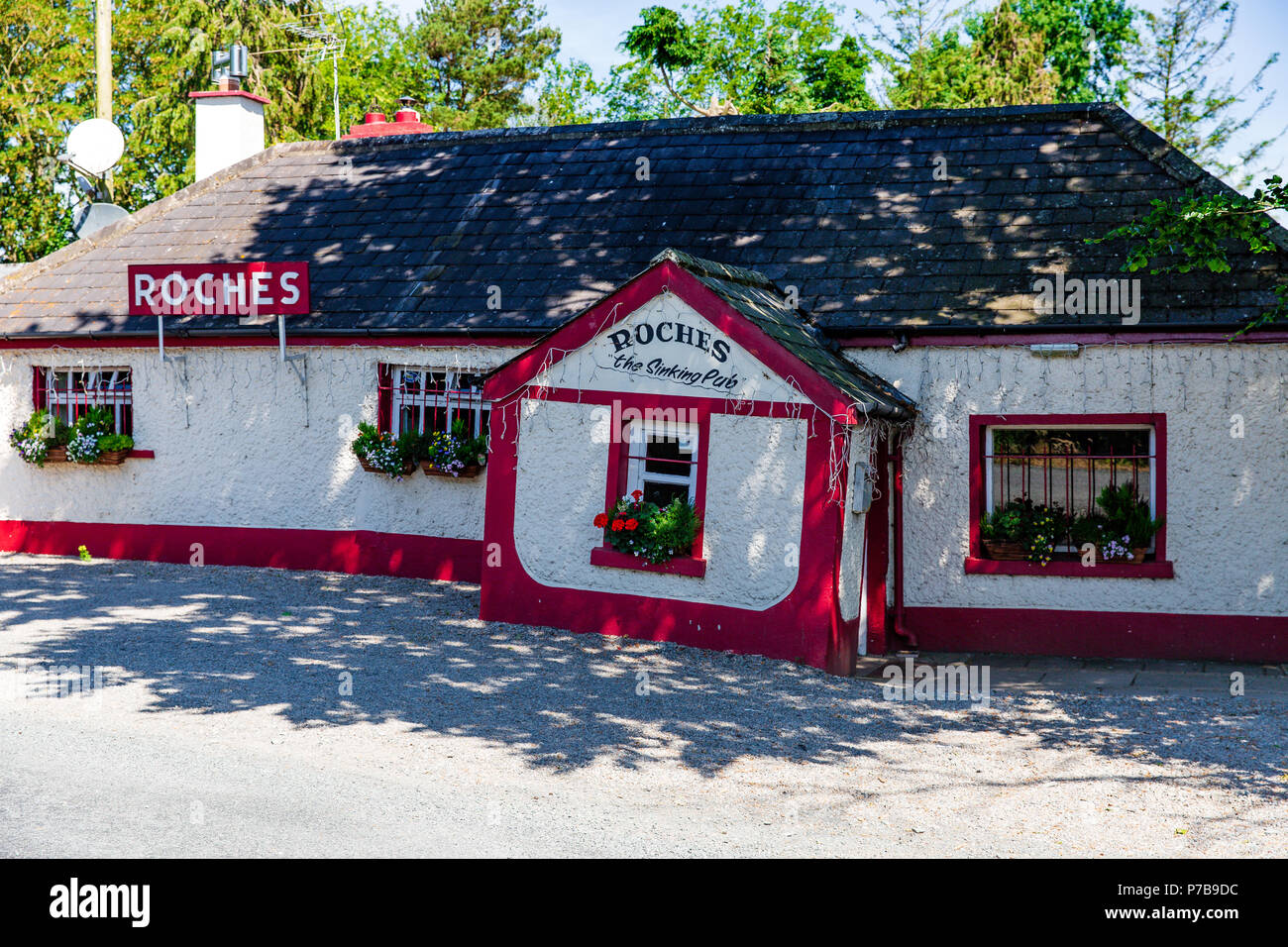 Irish Pub - Roches The Sinking Pub in Donadea, County Kildare, Ireland Stock Photo