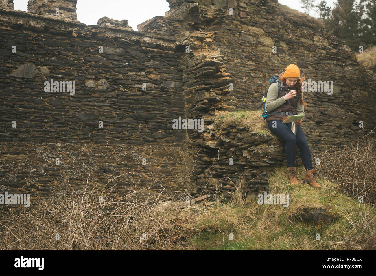 Female reading map hi-res stock photography and images - Alamy