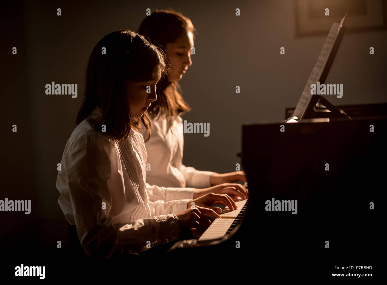 Look she playing the piano. Look she playing the piano