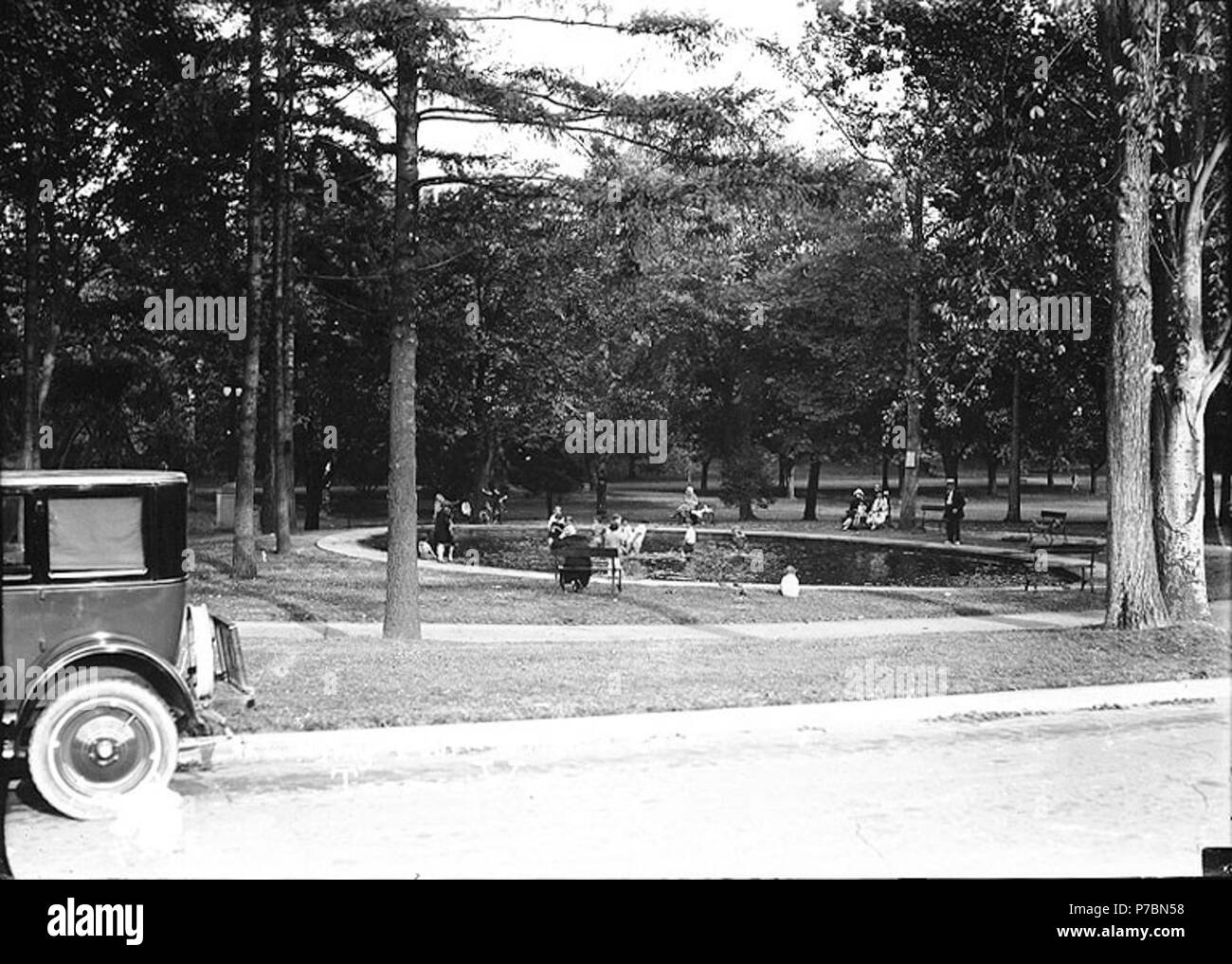 . English: Wading pool, Wright Park, Tacoma, ca. 1919. English: On ...