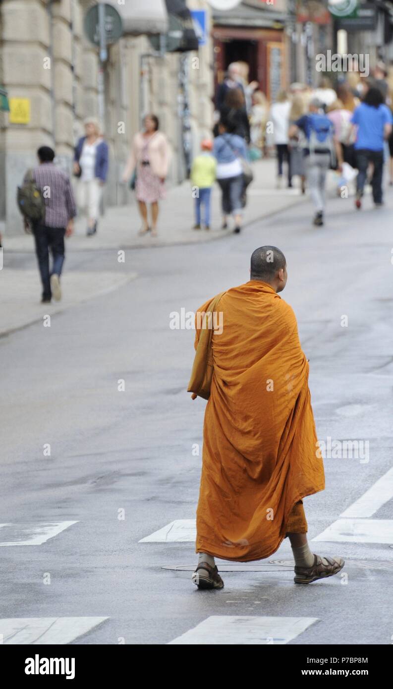 Monje budista caminando por una calle del Barrio de Sodermalm. Estocolmo. Suecia. Stock Photo