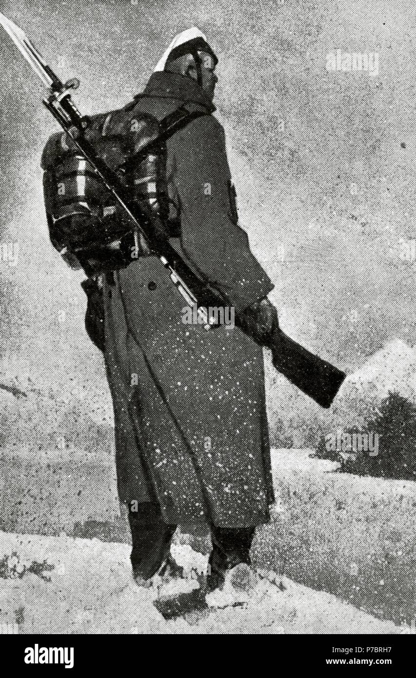 World War I (1914-1918). Eastern front. Russian soldier sentry in the Carpathian Mountains. Drawing by Alonso. La Esfera, 1915. Stock Photo