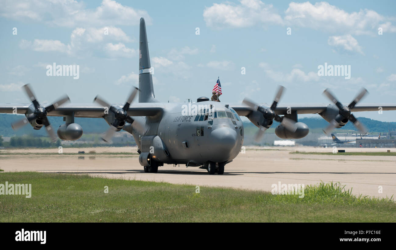 Members of the Kentucky Air National Guard’s 123rd Airlift Wing return to their home base in Louisville, Ky., July 4, 2018, after completing a four-month deployment to the Persian Gulf region in support of Operation Inherent Resolve. The Airmen, who arrived aboard Kentucky Air Guard C-130 Hercules aircraft, operated from an undisclosed air base while flying troops and cargo across the U.S. Central Command Area of Responsibility. (U.S. Air National Guard photo by Lt. Col. Dale Greer) Stock Photo