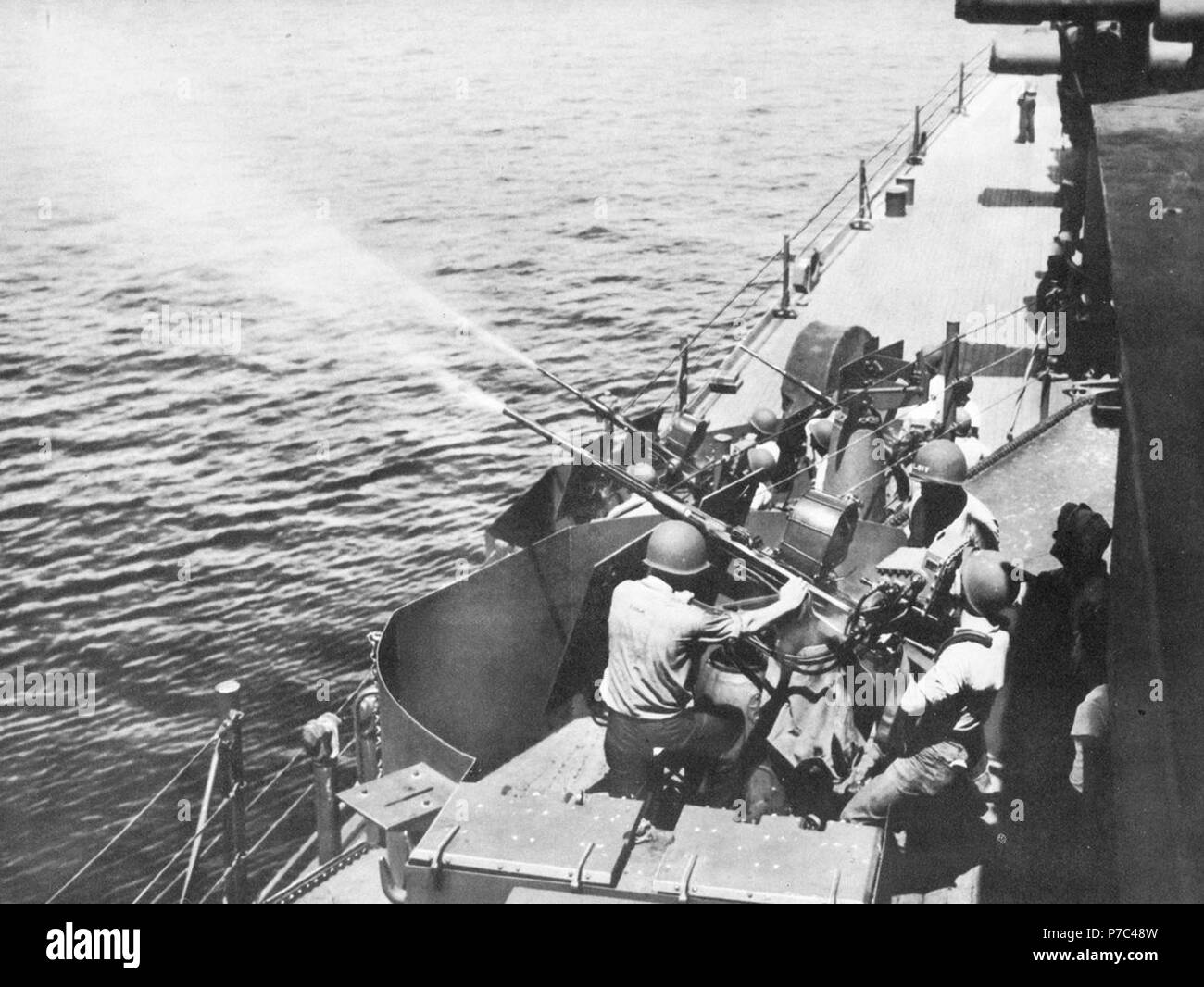 20 mm Oerlikons aboard USS Biloxi (CL.80) firing c1944 Stock Photo Alamy