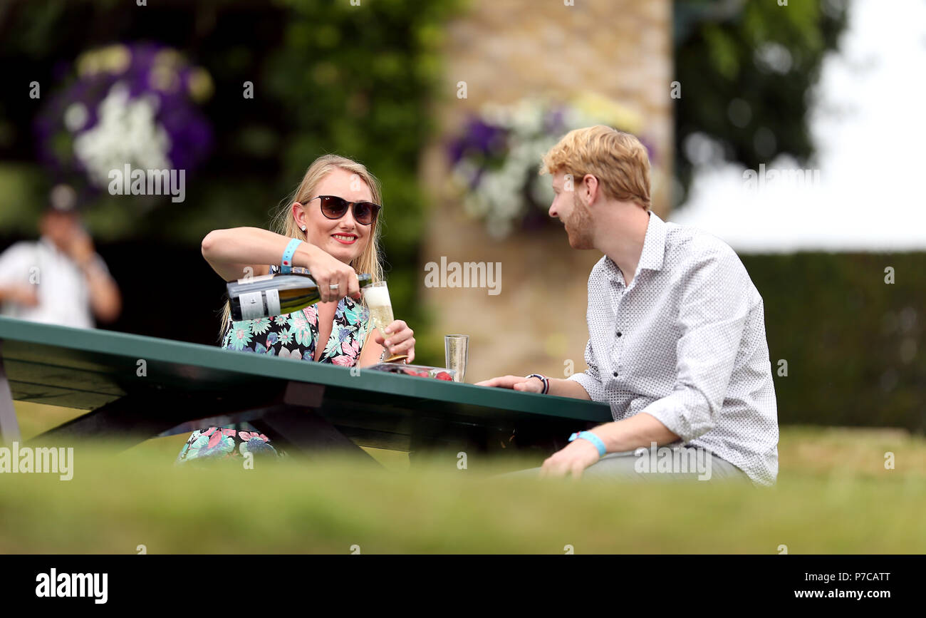 Picnic table wimbledon tennis hires stock photography and images Alamy