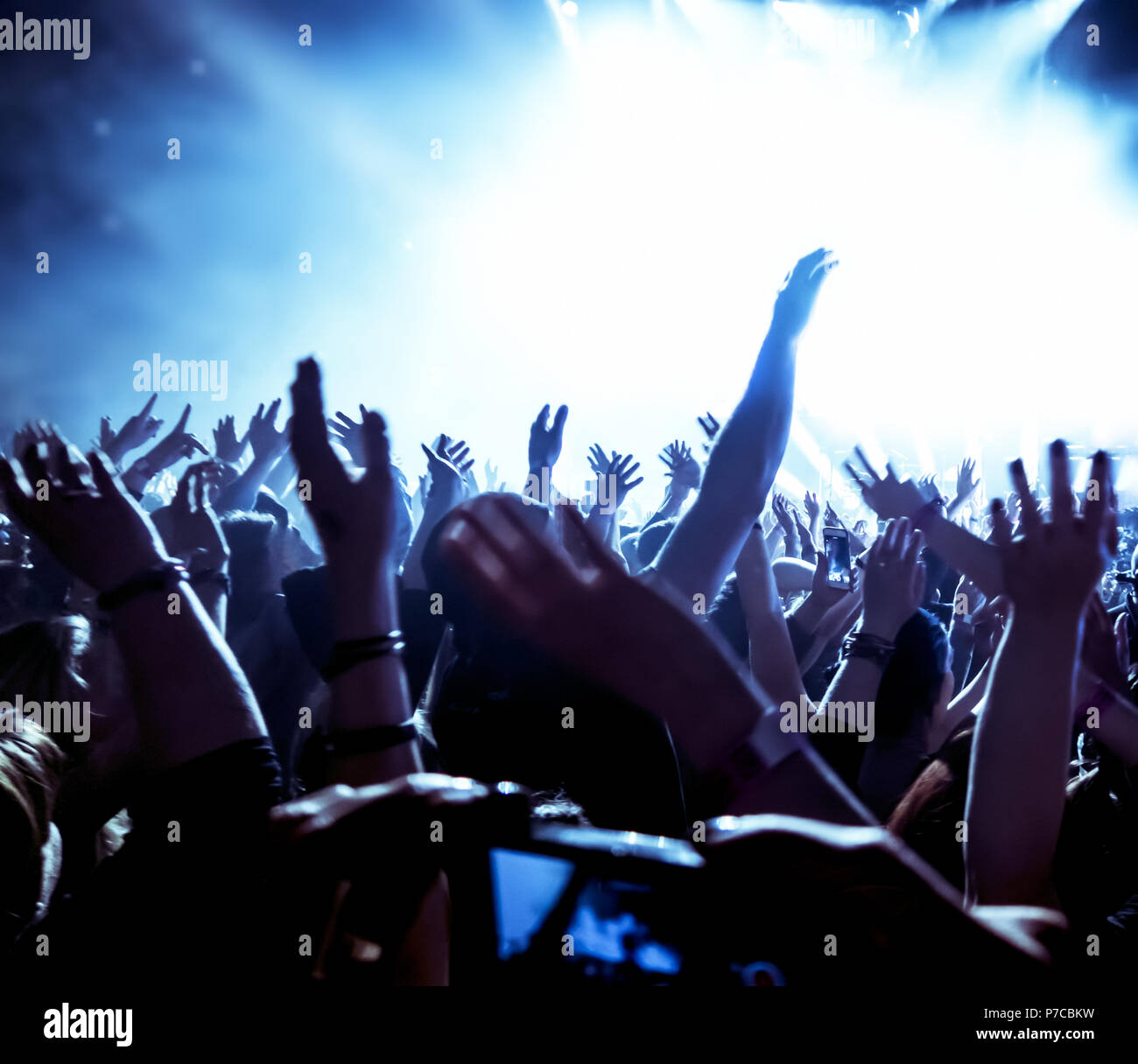 Rock concert audience cheering hi-res stock photography and images - Alamy