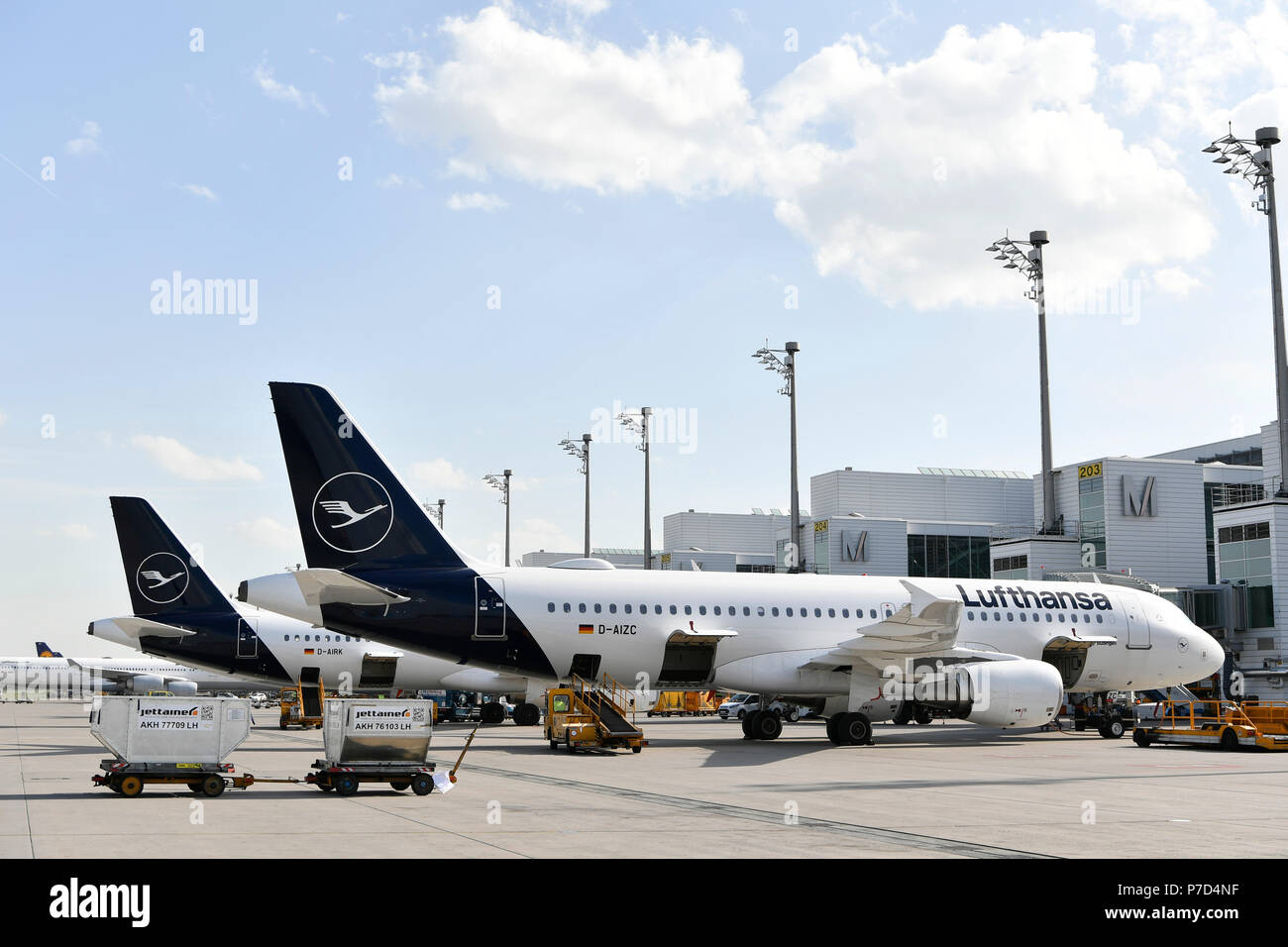 Lufthansa a321 hi-res stock photography and images - Alamy
