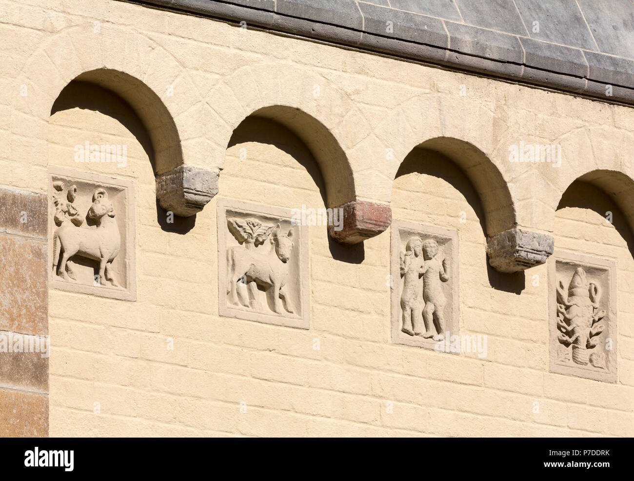 Brauweiler bei Pulheim, Abteikirche St. Nikolaus, Westwand des nördlichen Seitenturms mit Kopien der romanschen Reliefs, Tierkreiszeichen Stock Photo