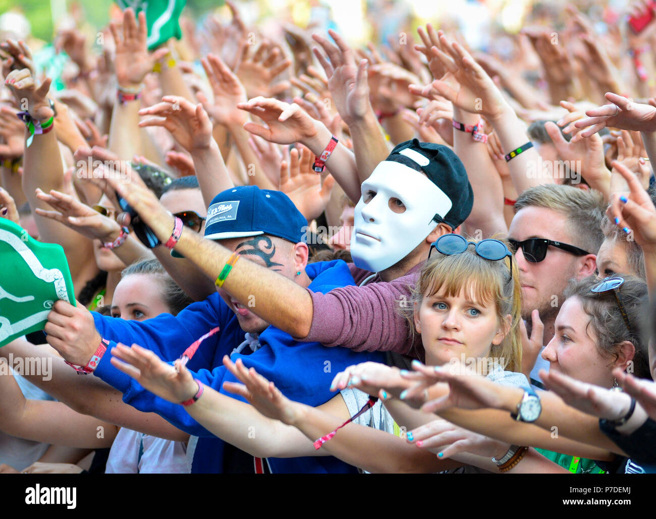 Music festival fans cheering hi-res stock photography and images - Alamy