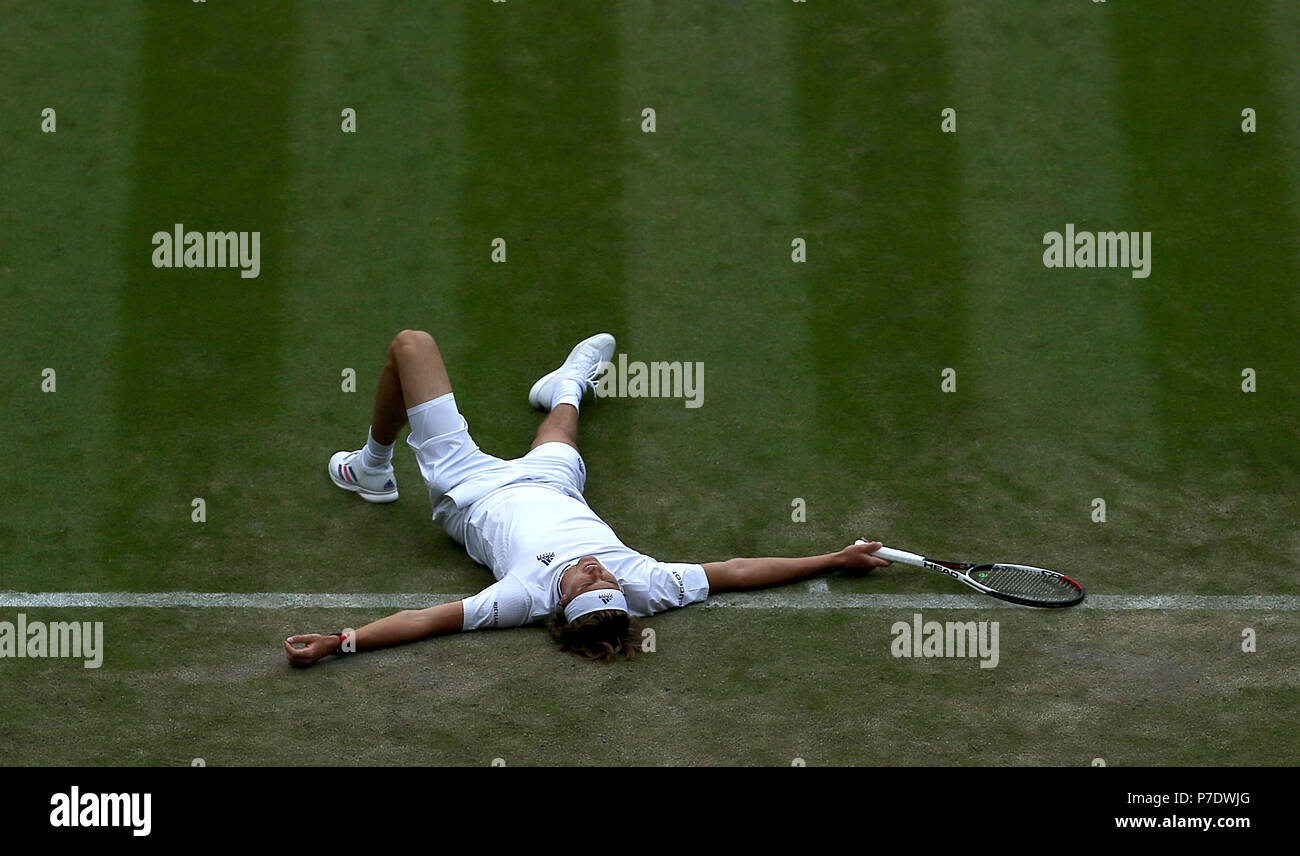 Alexander Zverev slips over on day four of the Wimbledon Championships at the All England Lawn Tennis and Croquet Club, Wimbledon. Stock Photo