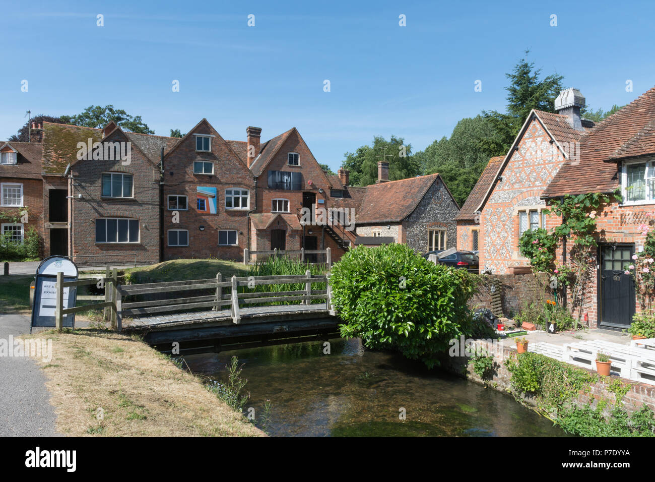 Riverside cottages in the pretty West Berkshire village of Bradfield, UK, on a sunny summer day Stock Photo