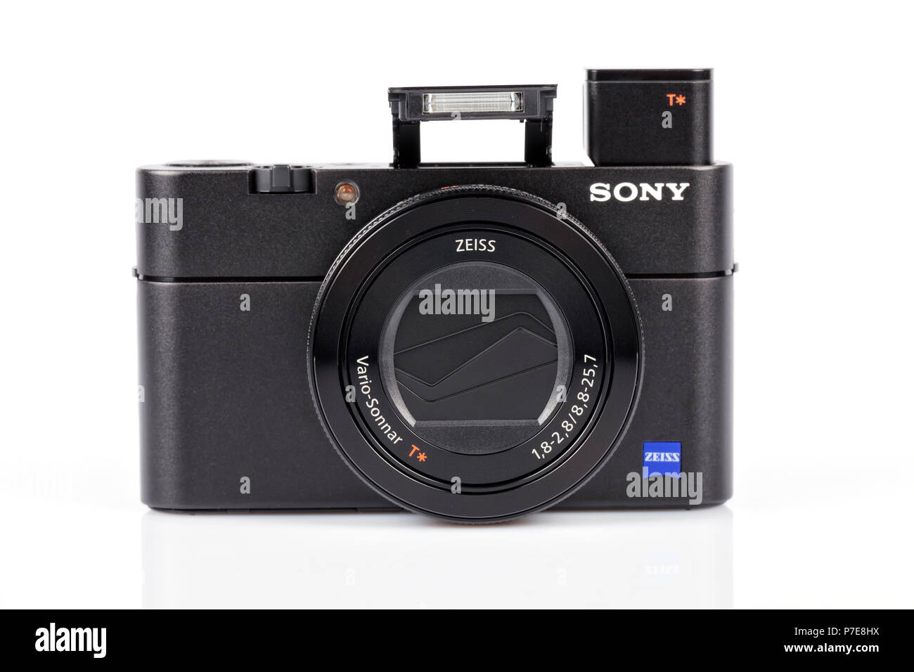 Advanced compact camera Sony DSC-RX100 M5 isolated on white. One of the  best high-end compact cameras Stock Photo - Alamy