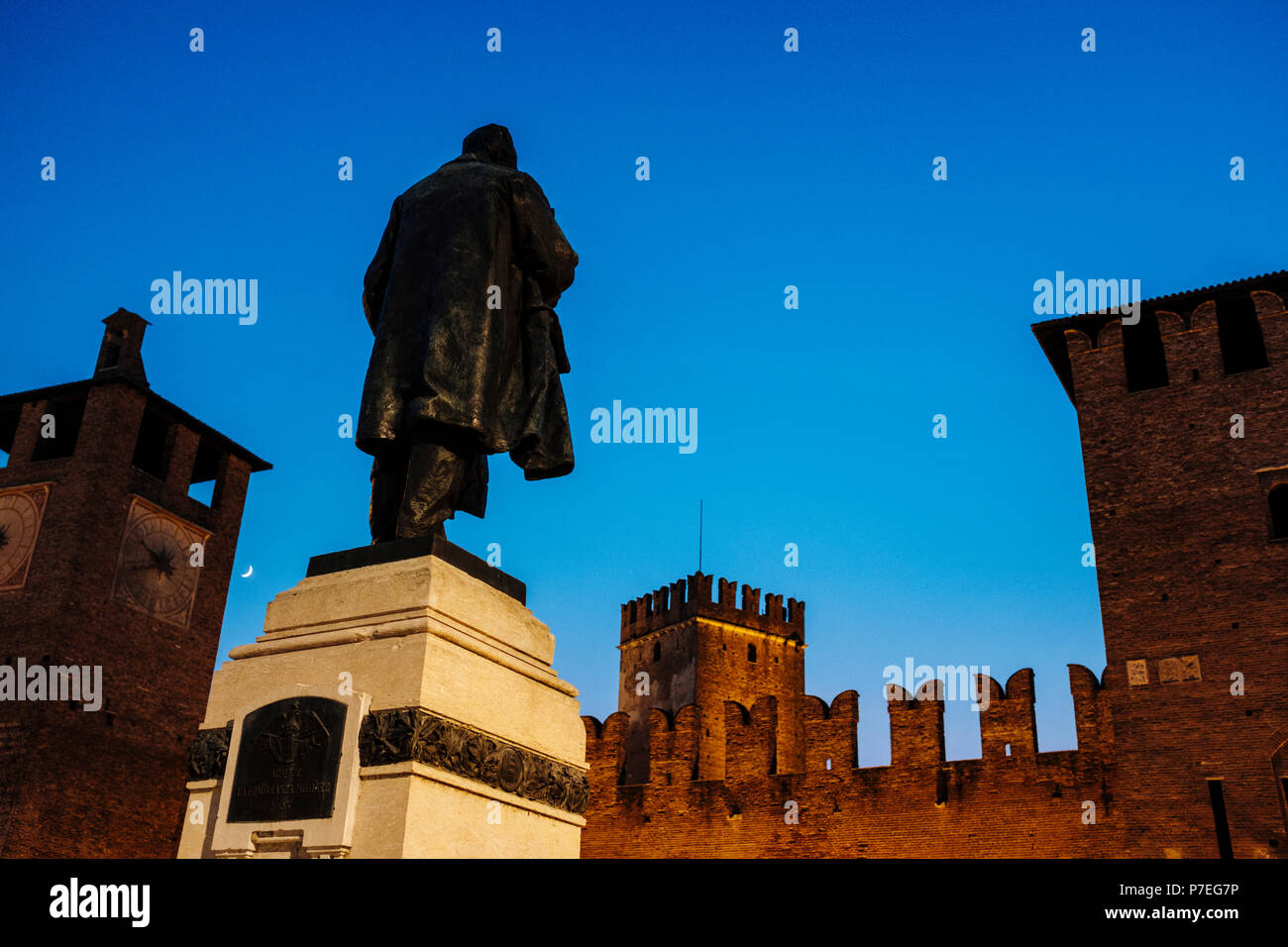 Statue cavour verona hi-res stock photography and images - Alamy